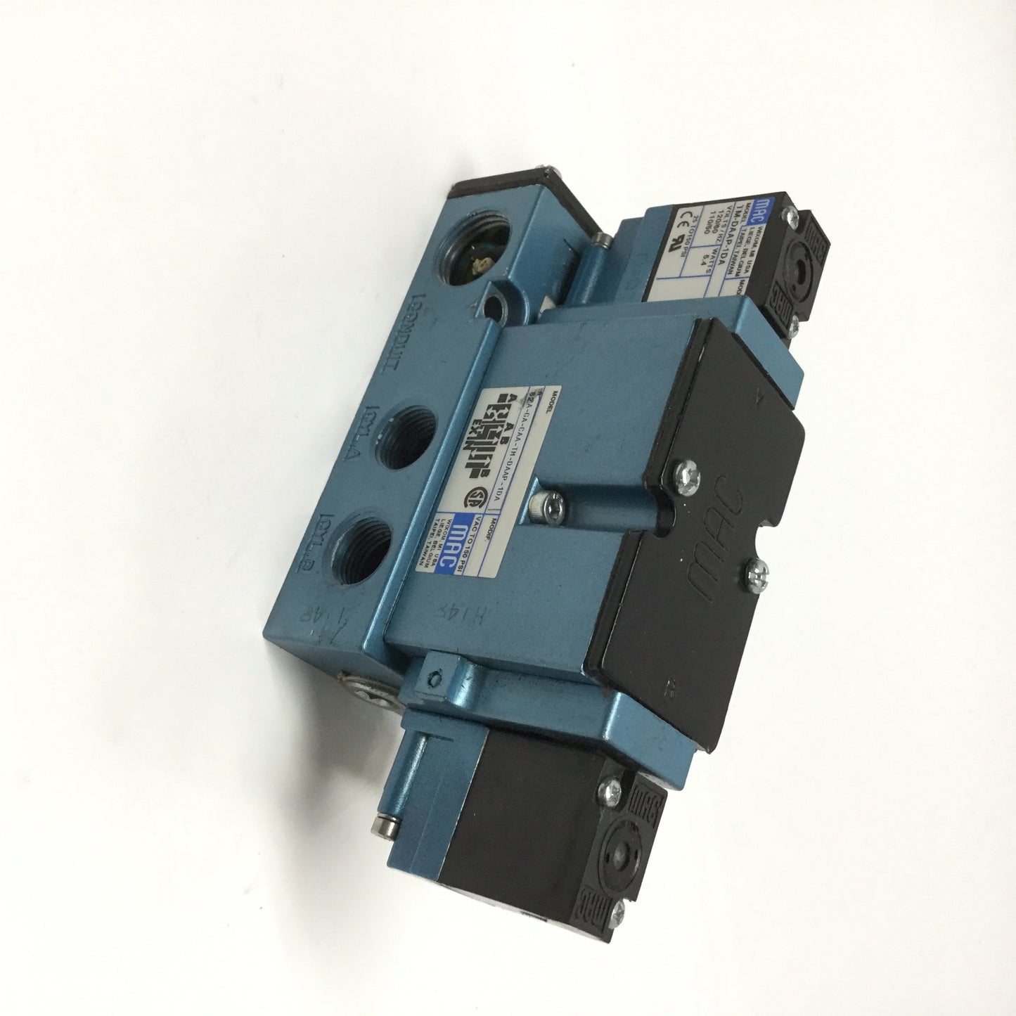 Used MAC 82A-GA-CAA-TM-DAAP-1DA Solenoid Valve, 4-Port, 3-Position, 3/8" NPT, 120VAC