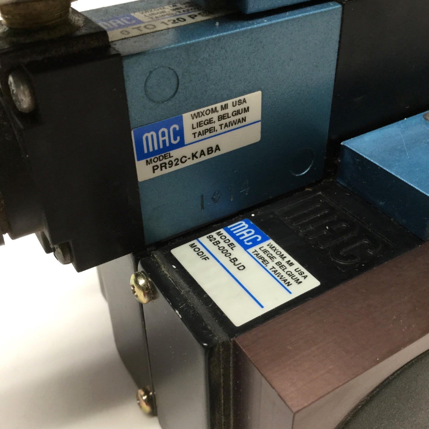 Used MAC 92B-EAB-000-DM-DJAP-1DG Solenoid Valve 5-Port, 3-Position 120VAC, 3/8" NPT