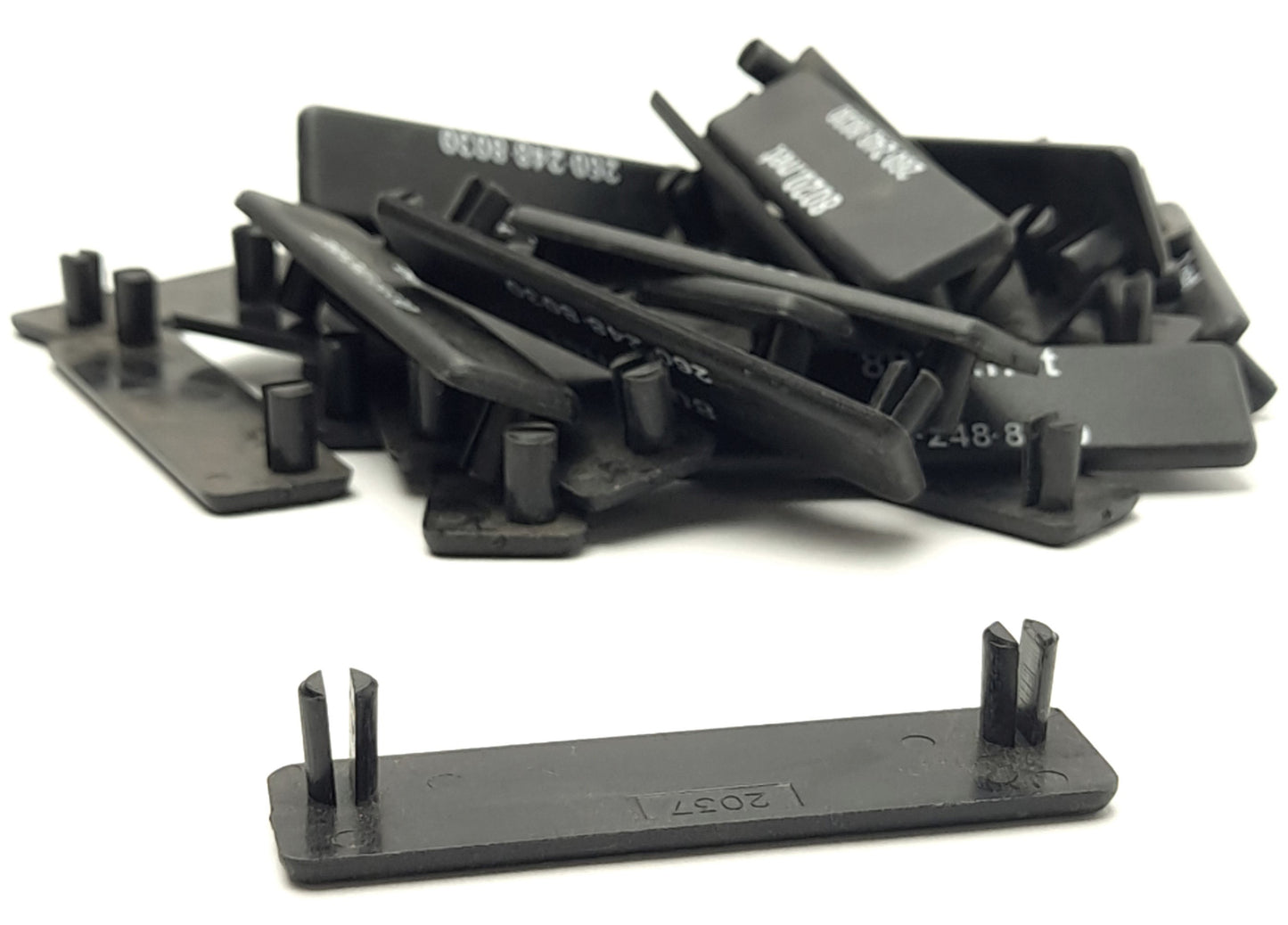 New – Open box Lot of 32 80/20 2037 15-Series Push-In End Cap, .75" x 3" x .125" (w/o Stems)