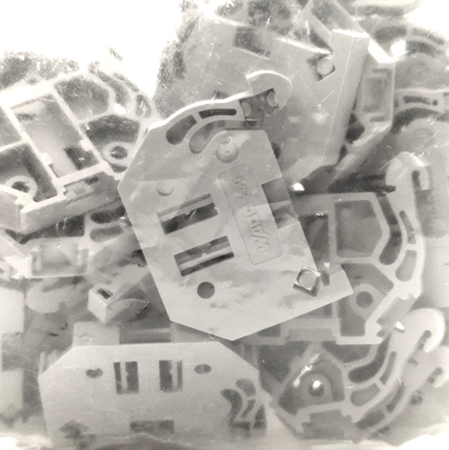 New Lot of 25 Wago 249-116 Terminal End Block Screwless Stop, 6mm Wide, Din Rail