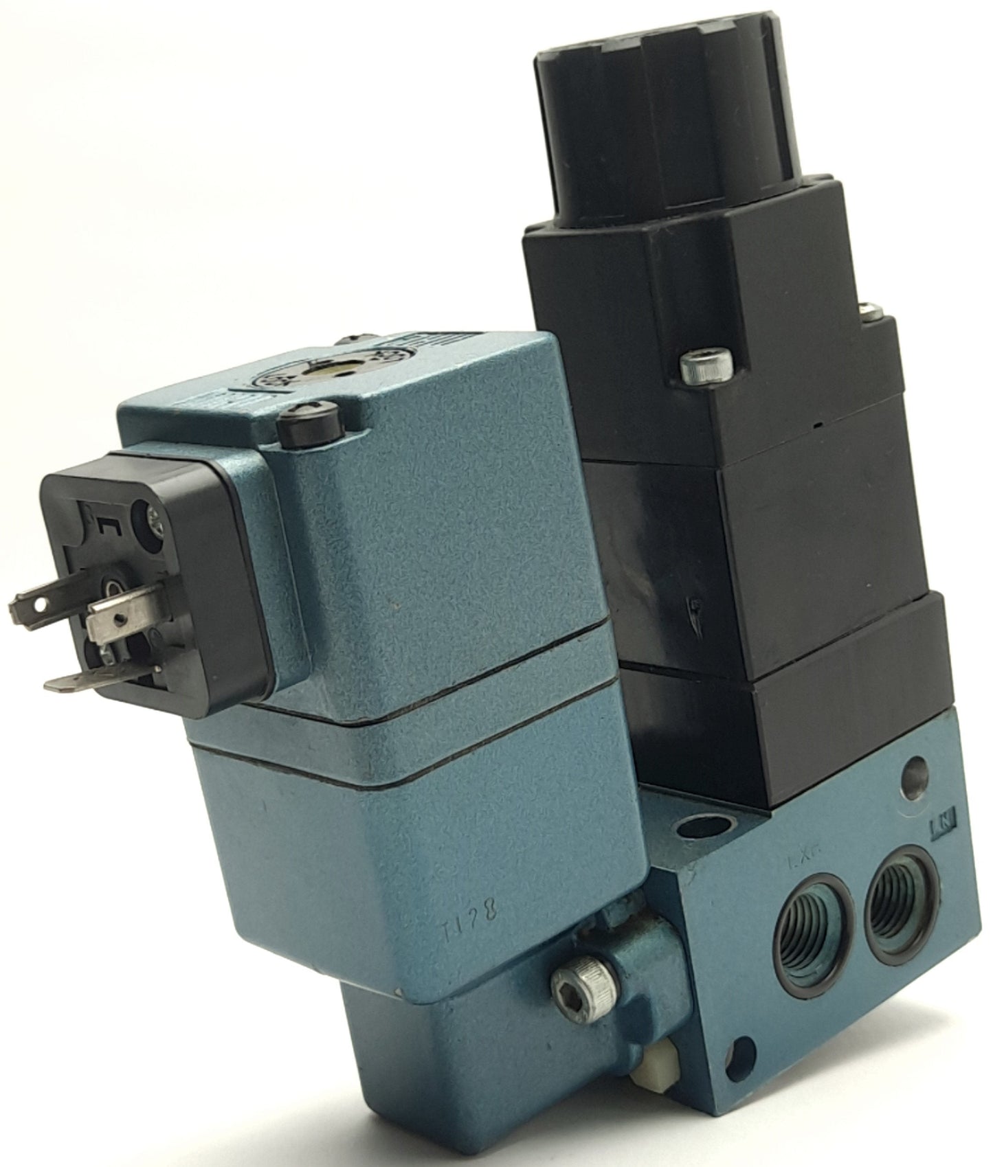 Used MAC 262B-532JC Solenoid Valve, 24VDC, 1.0W, Locking Recessed, Square Connector