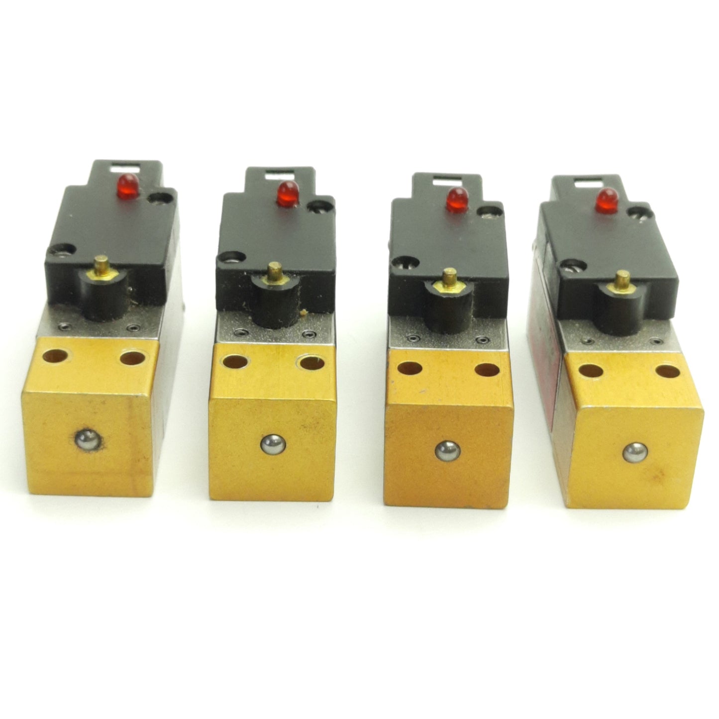 Used Lot of 4 Dynamco D1N3201 Solenoid Valve 3-Way 0 to 2 Bar Range, 24v DC Coil 1.2W