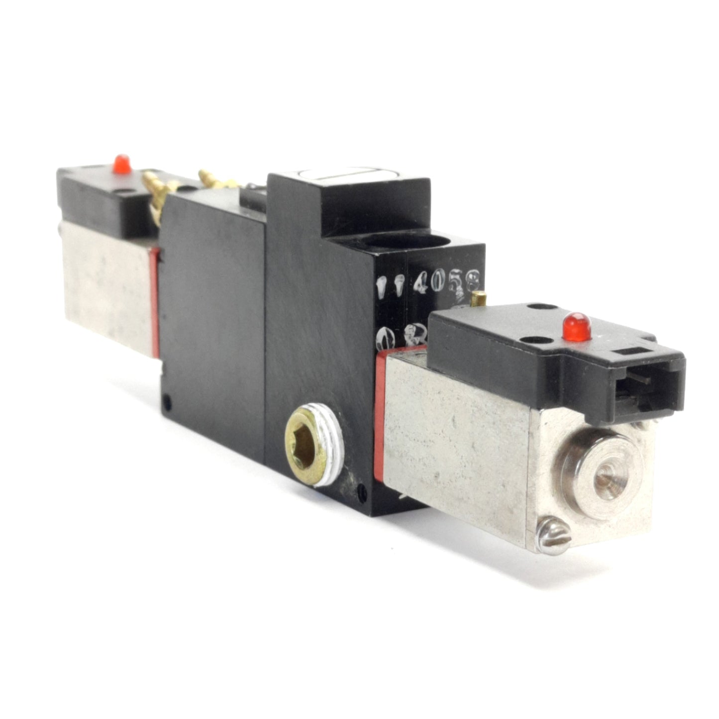 Used Lot of 2 Dynamco D1B3203 Solenoid Valves W/ Base 1/8" NPT, 2-Way, 24v DC Coil