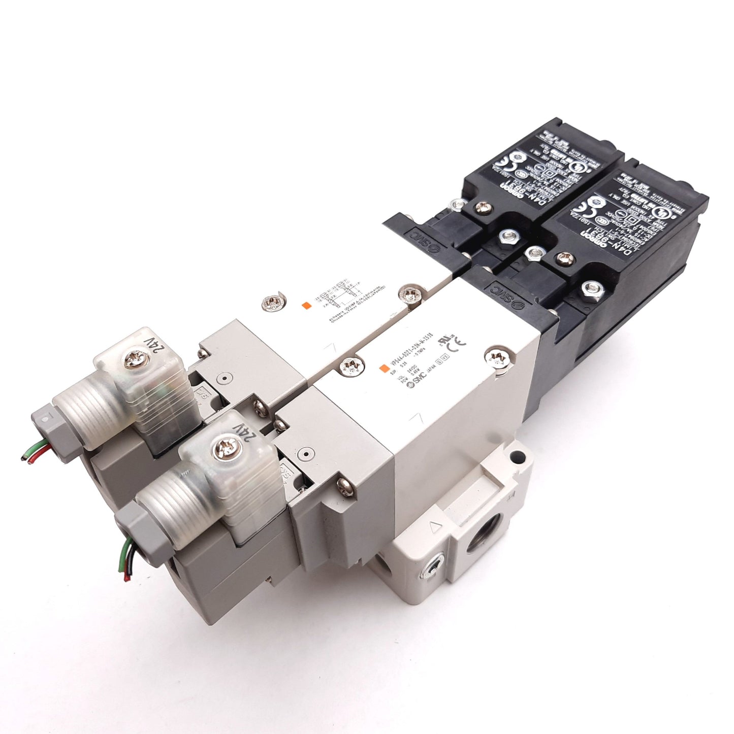 New Open Box SMC VP544-5DZ1-03N-M-X538 Dual Solenoid Valve Assembly, w/ Manifold Base 24VDC
