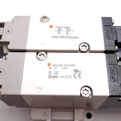 New Open Box SMC VP544-5DZ1-03N-M-X538 Dual Solenoid Valve Assembly, w/ Manifold Base 24VDC