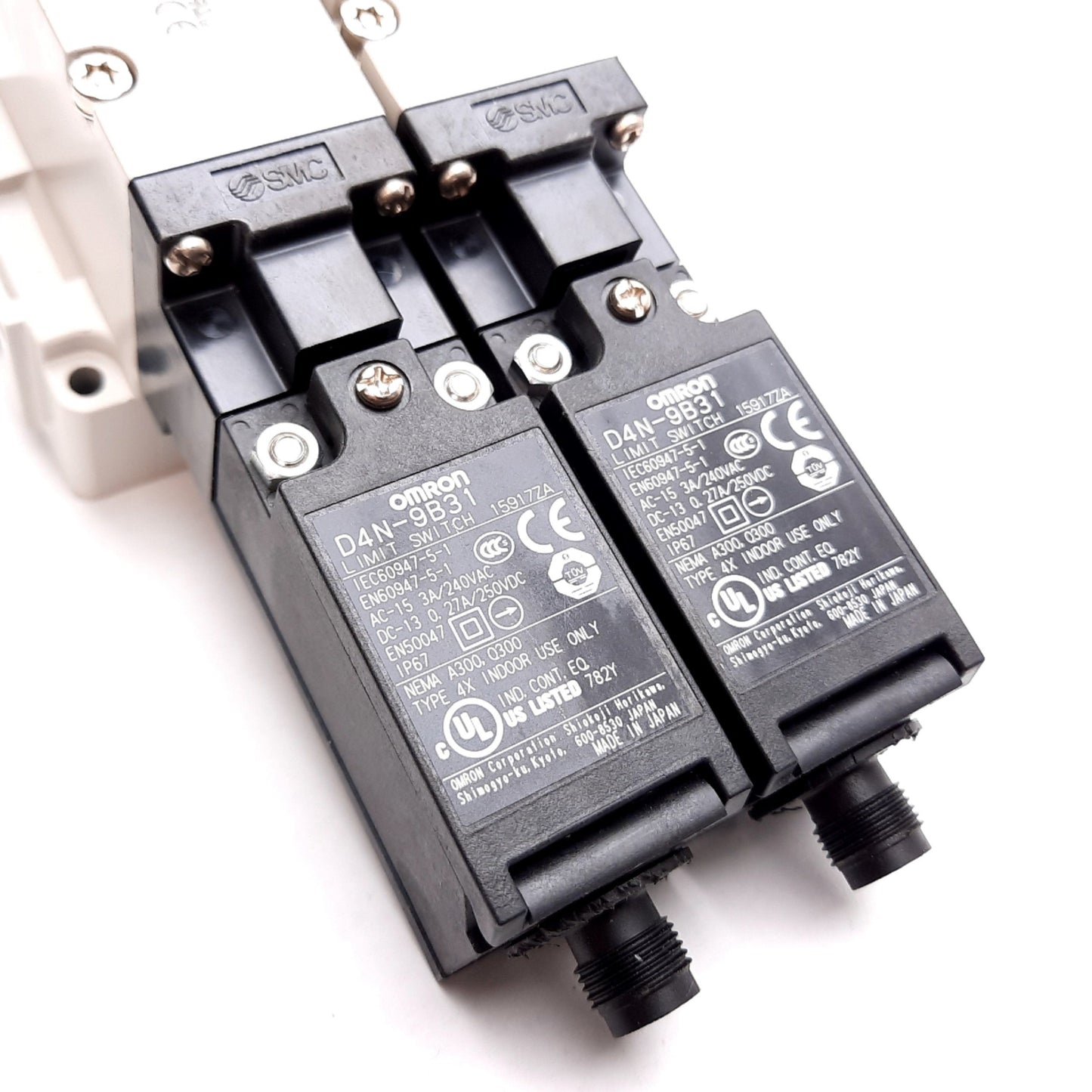 New Open Box SMC VP544-5DZ1-03N-M-X538 Dual Solenoid Valve Assembly, w/ Manifold Base 24VDC