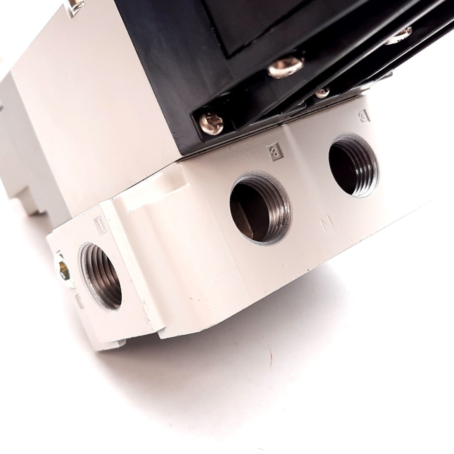 New SMC VP544-5DZ1-03N-M-X538 Dual Solenoid Valve Assembly, w/ Manifold Base 24VDC