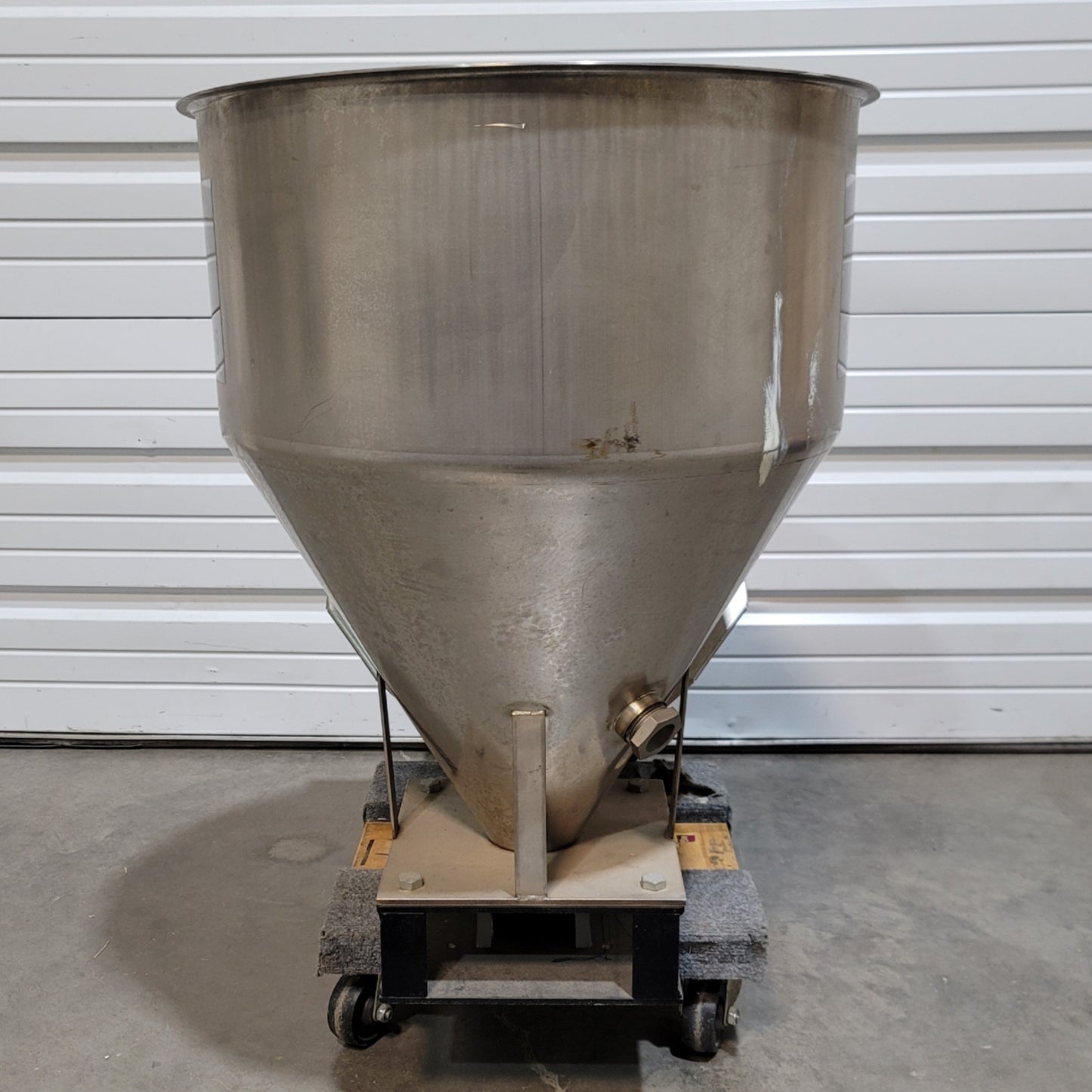 Used Maguire MCF-E-4-34 Volumetric Concentrate Feeder With Hopper 0.1-7lbs/Hr, 120VAC