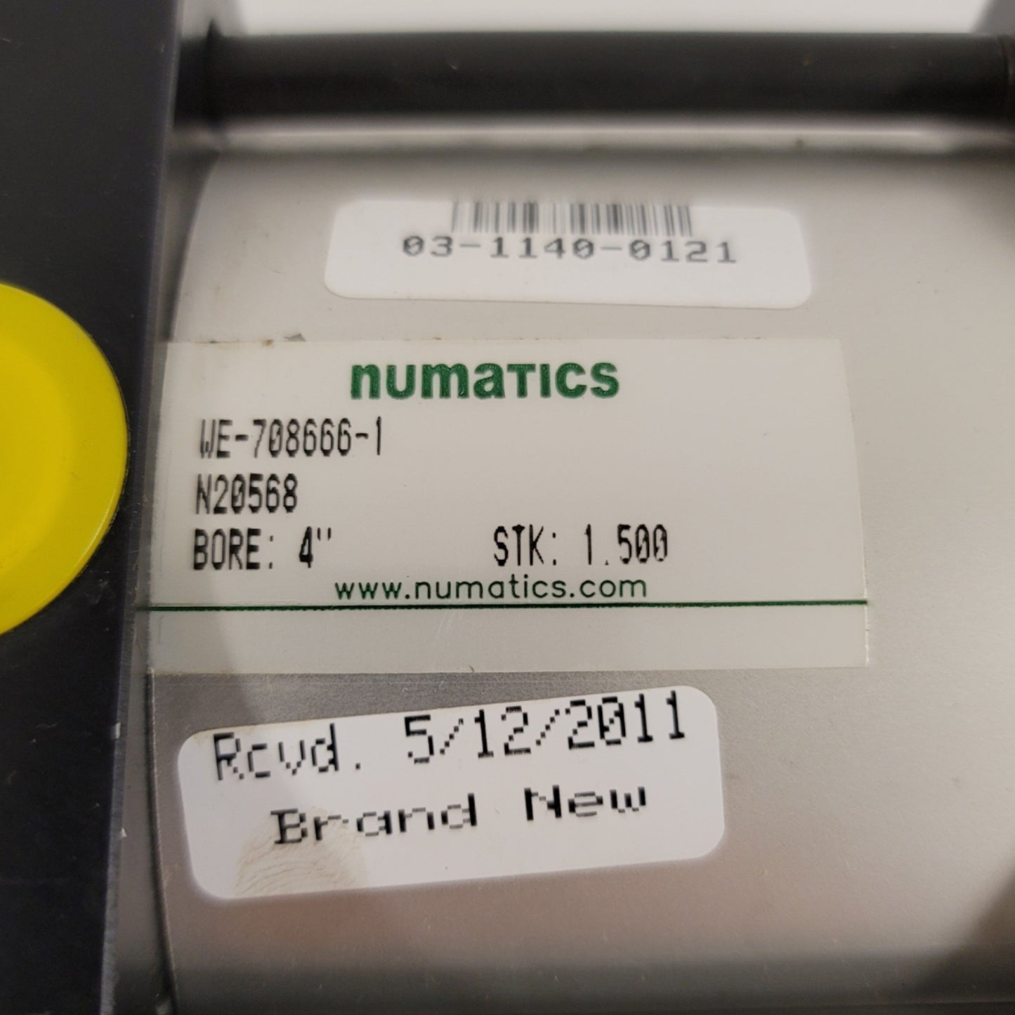 New Numatics WE-708666-1 Double Rod Cylinder Bore: 4" Stroke: 1.5" Rod End: 3/4-16