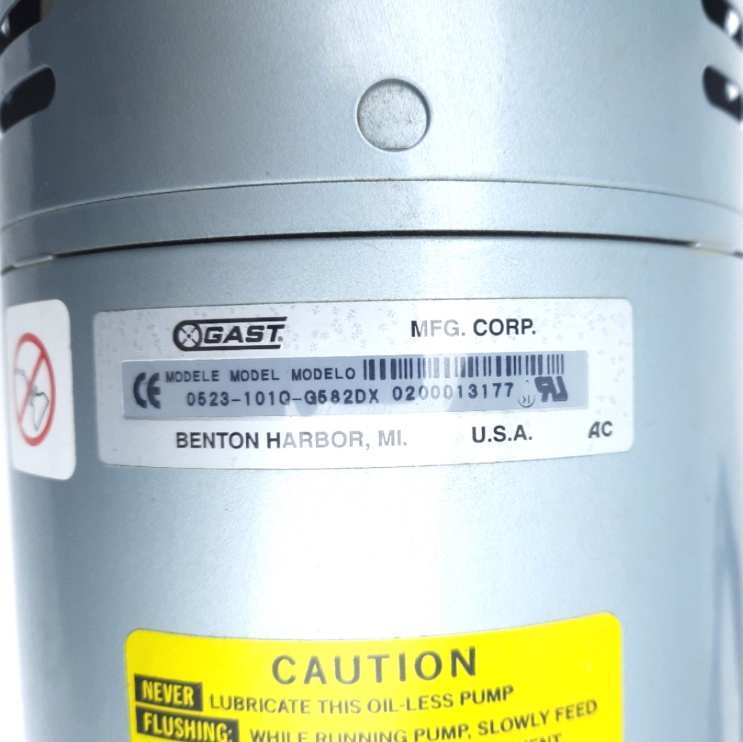 Used Gast 0523-101Q-G582DX Rotary Vane Vacuum Pump, 4.5CFM, 26in-hg, 1/4"NPT, 120VAC