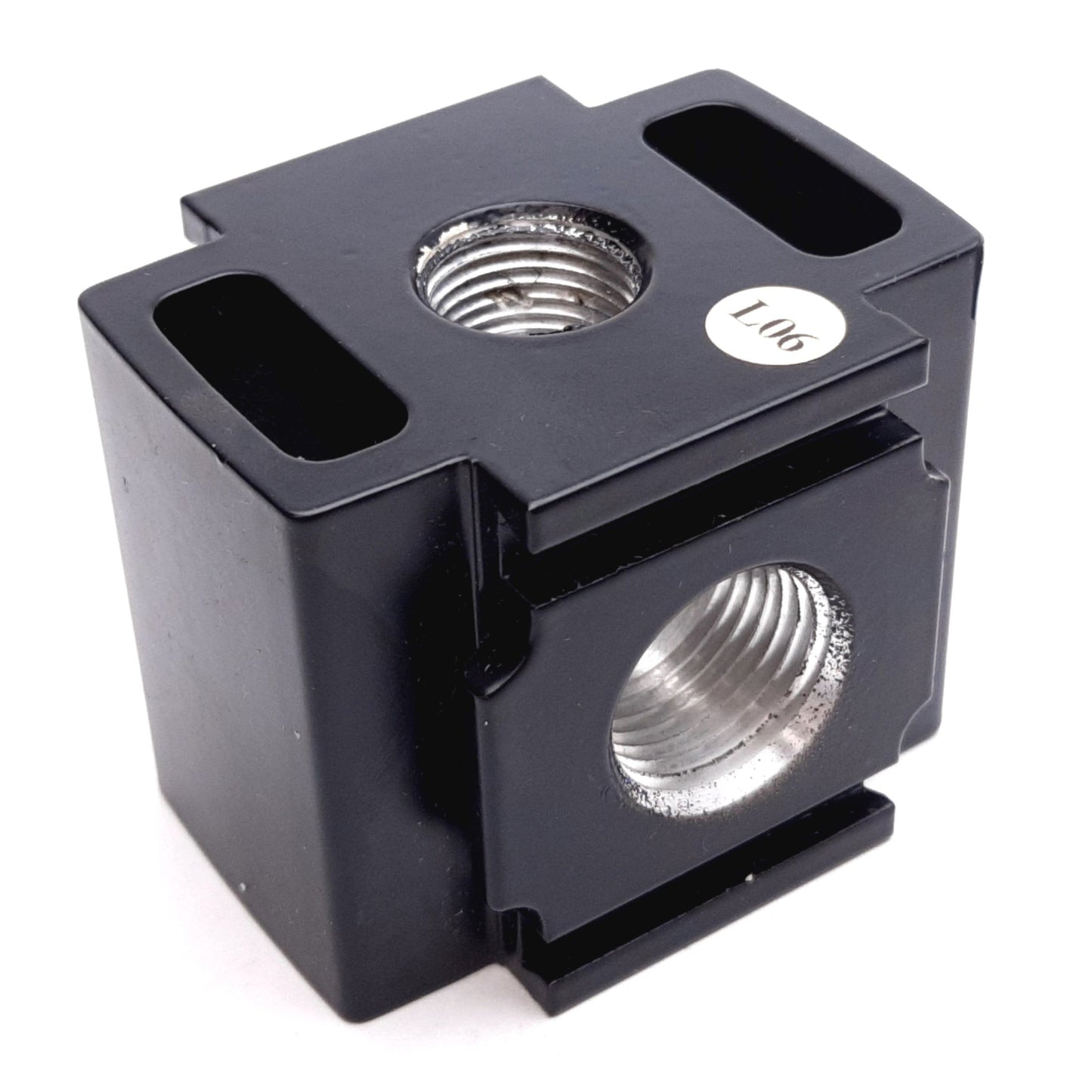 Used Wilkerson N18-04-0000 Diverter Block, In/Out Ports: 1/2" NPT, Aux Port: 3/8" NPT