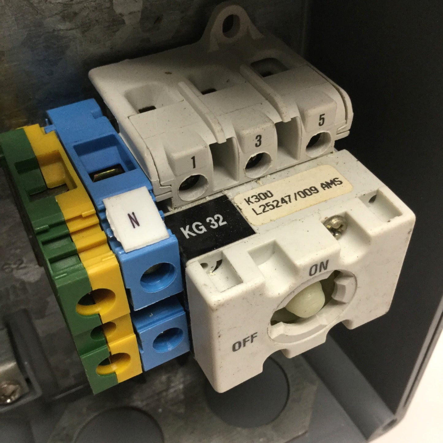 Used Hubbell HBLDS3 Circuit-Lock Disconnect Enclosure 3-Pole 600VAC *w/KG32 Switch*