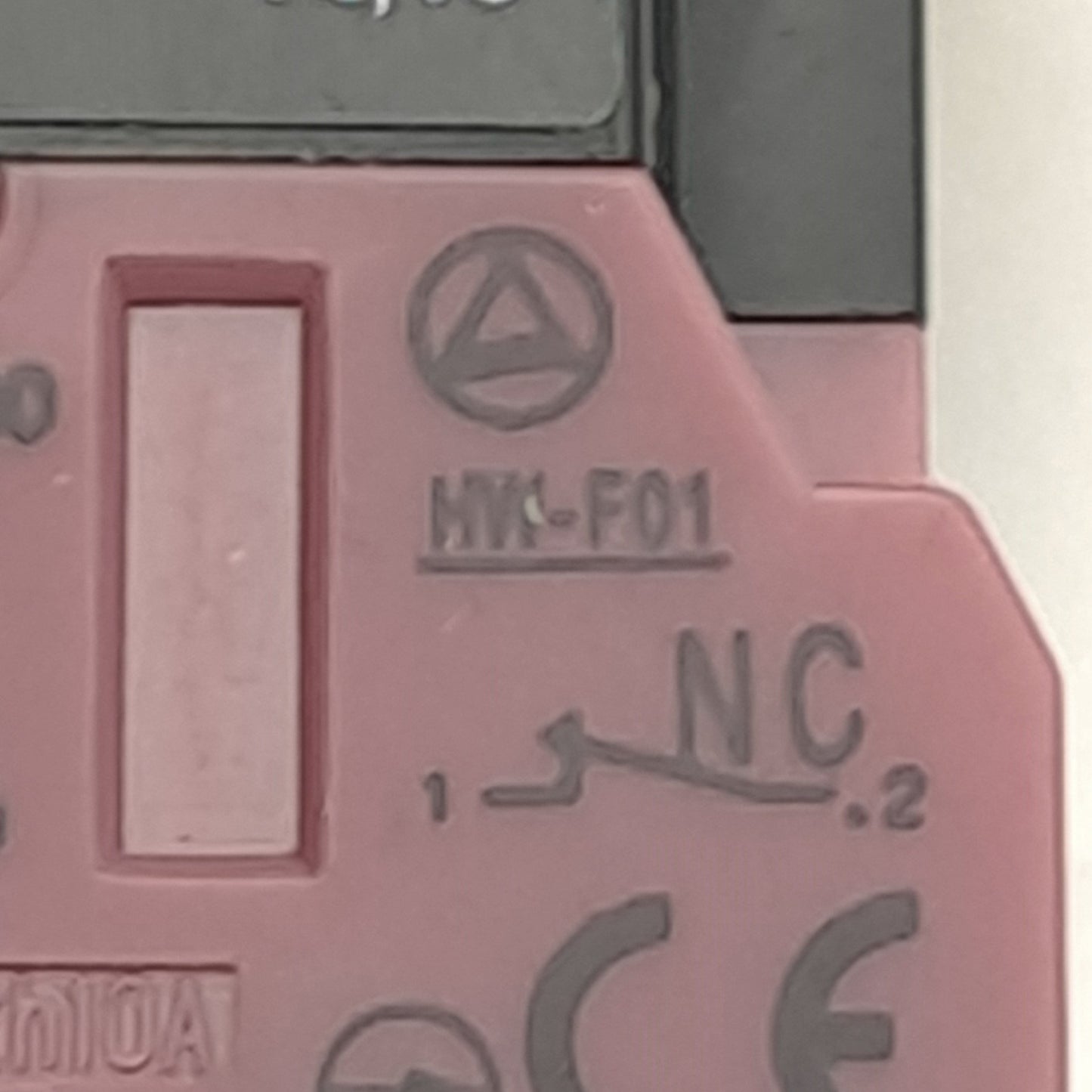 Used Idec HW1B-V4F01-R Emergency Stop Push-Twist Button Switch w/HW-F01 N.C. Contact
