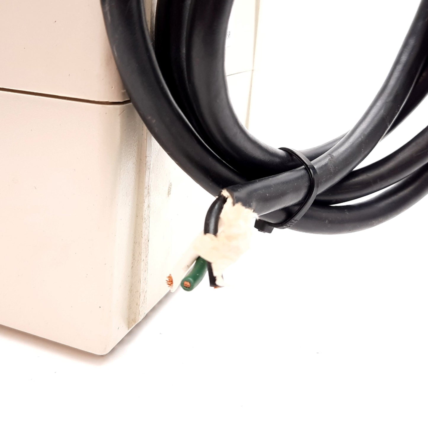Used Tripp Lite LS604 Voltage Regulator and Conditioner, In: 120V 5A, Out: 120V 600W