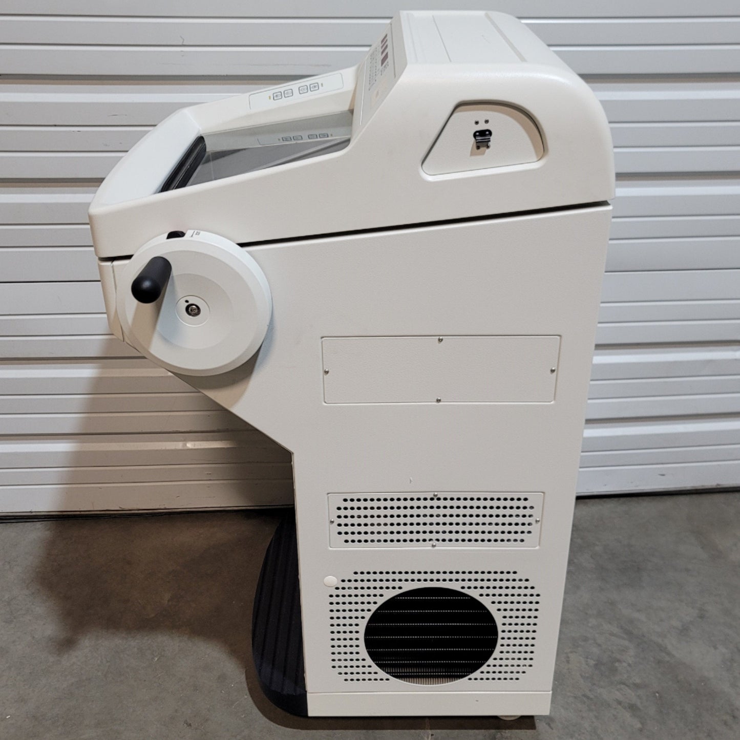 Used Leica CM1860 Cryostat Microtome 1-100 µm, 55x55mm Max, 0°C To -35°C, 220-230VAC