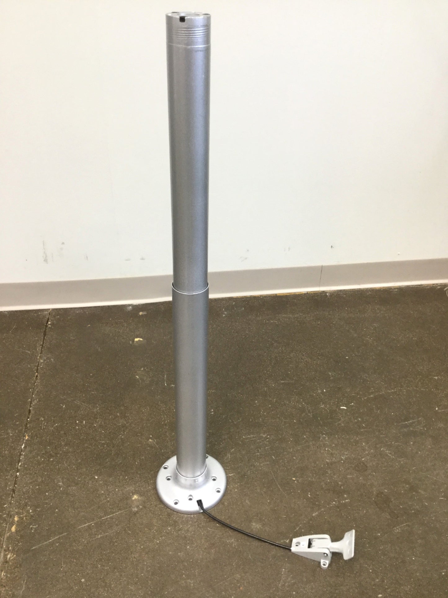Used Adjustable Height Air Pedestal 14" Stroke (23" Retracted; 37" Extended) Ø2-3/8"