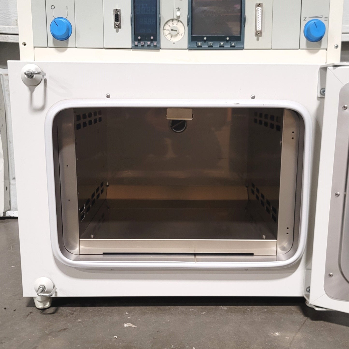 Used Heraeus Kendro T 6030 Heating Drying Oven 30L Capacity, 300°C Max, 120VAC