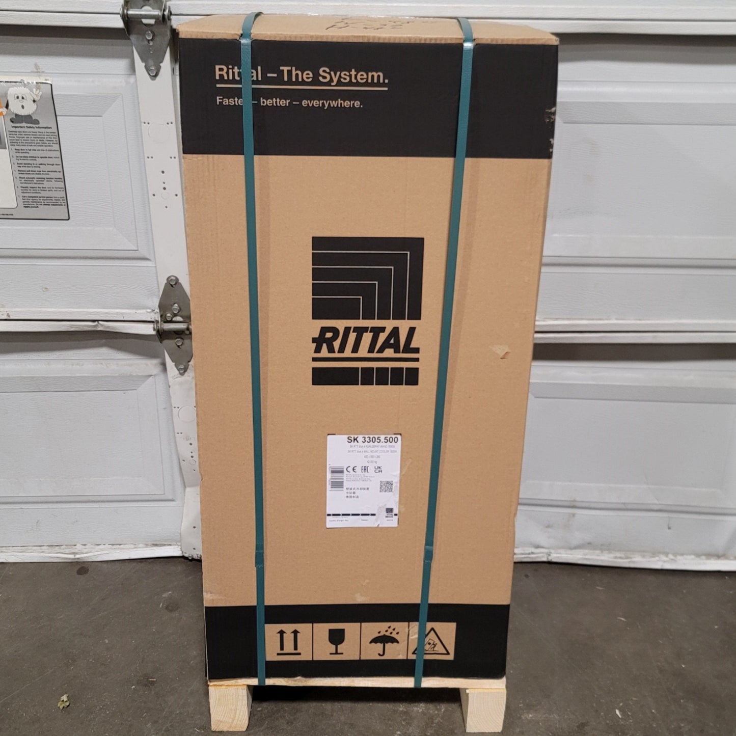 New Rittal SK 3305.500 TopTherm Wall Mounted Cooling Unit, 6005BTU/hr, 230VAC 1-Ph