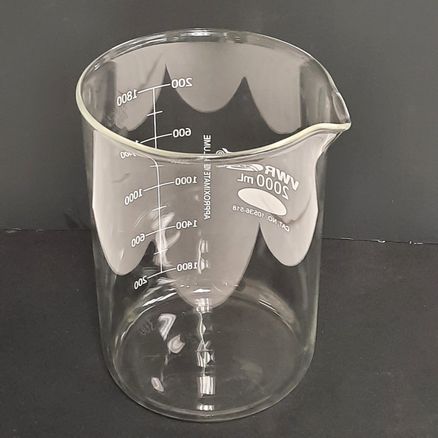 New – Open box VWR 10536-518 Glass Low Form Dual Scale Graduated Griffin Beaker 2000mL