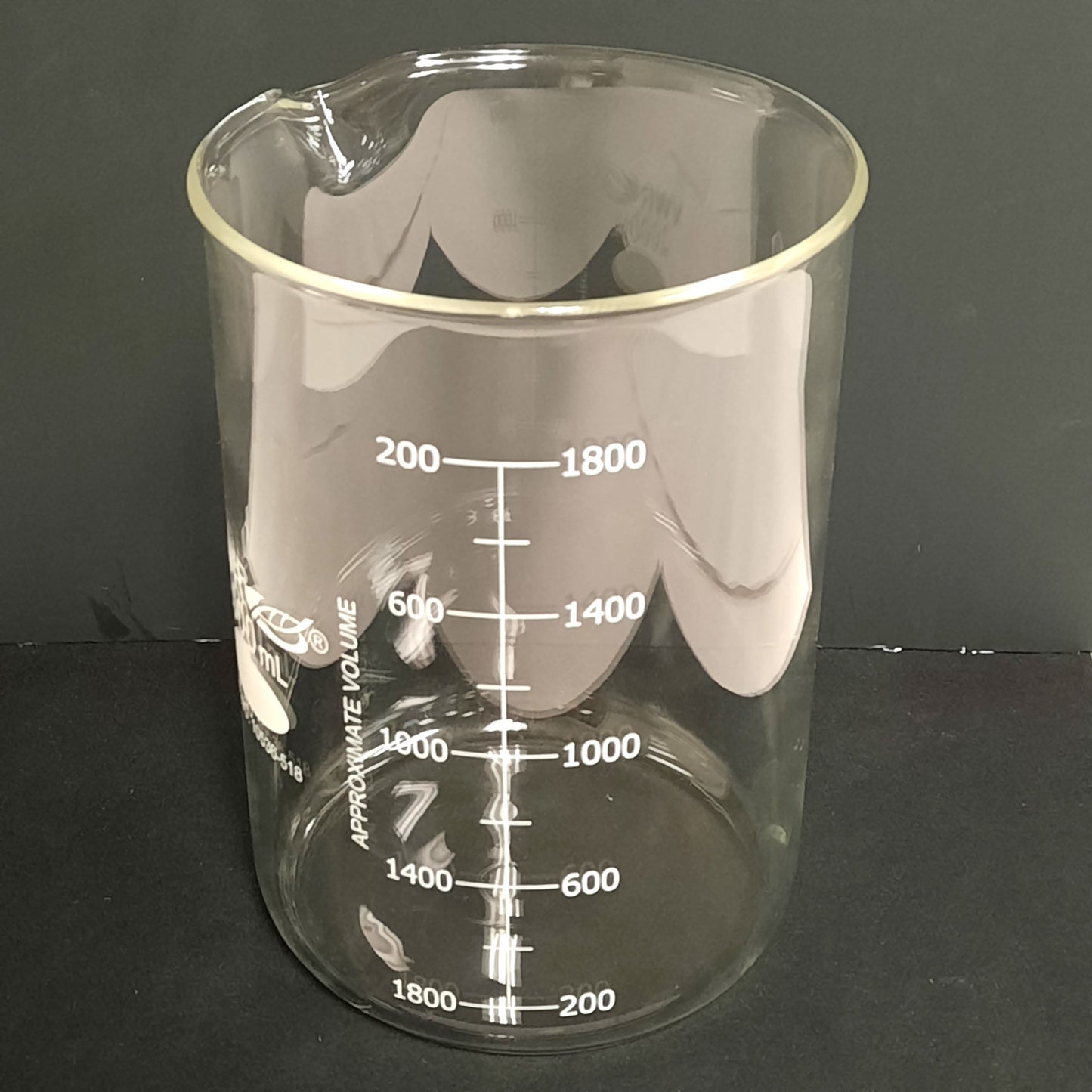 New – Open box VWR 10536-518 Glass Low Form Dual Scale Graduated Griffin Beaker 2000mL