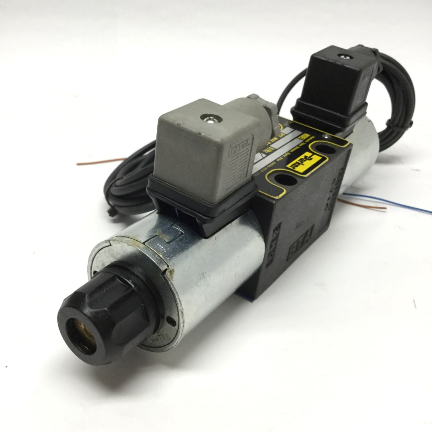 Used Parker 2NMV3 Hydraulic Directional Control Valve 3-Position Spring Center, 24VDC