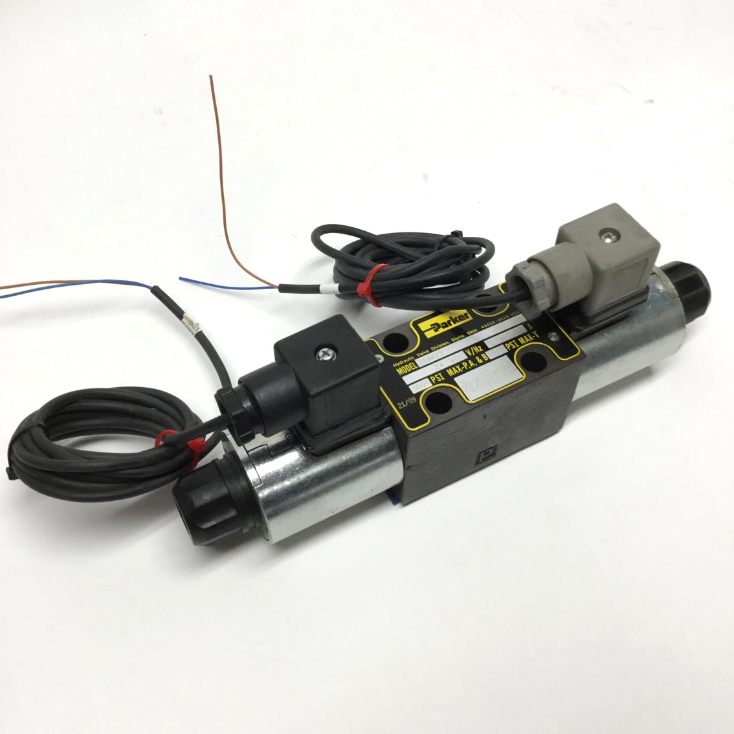 Used Parker 2NMV3 Hydraulic Directional Control Valve 3-Position Spring Center, 24VDC