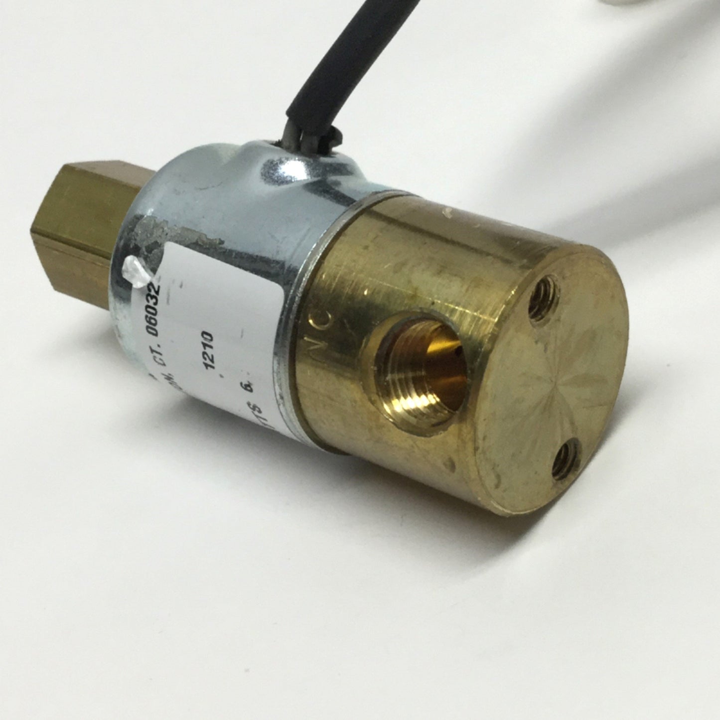 Used KIP 141160 Brass Solenoid Valve 3-Way, 24VDC Coil, 1/8" NPT, 150psi, Cv=.035