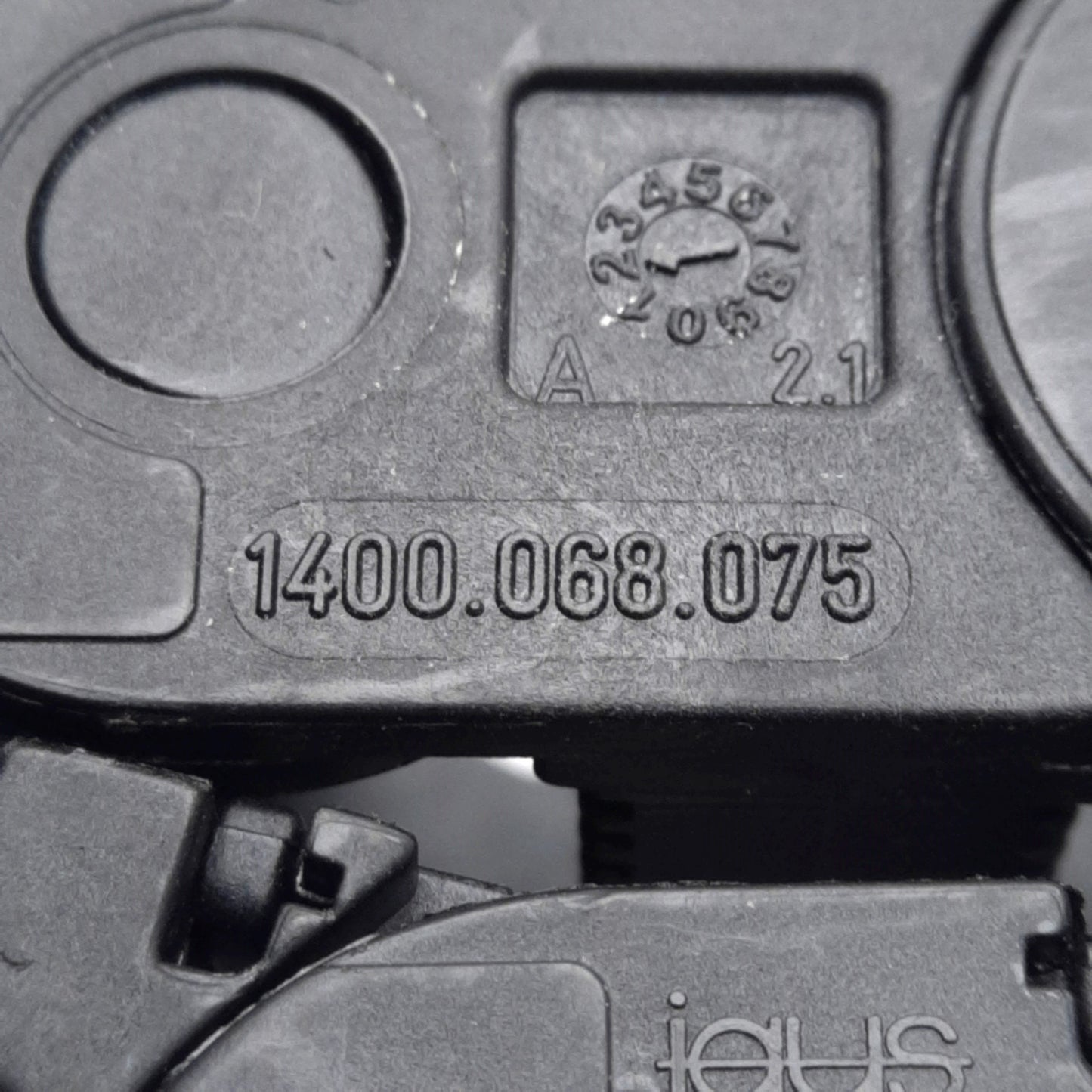 Used Igus 1400.068.075 Energy Chain, 75mm Bending Radius, 68x21mm Inner, 2ft