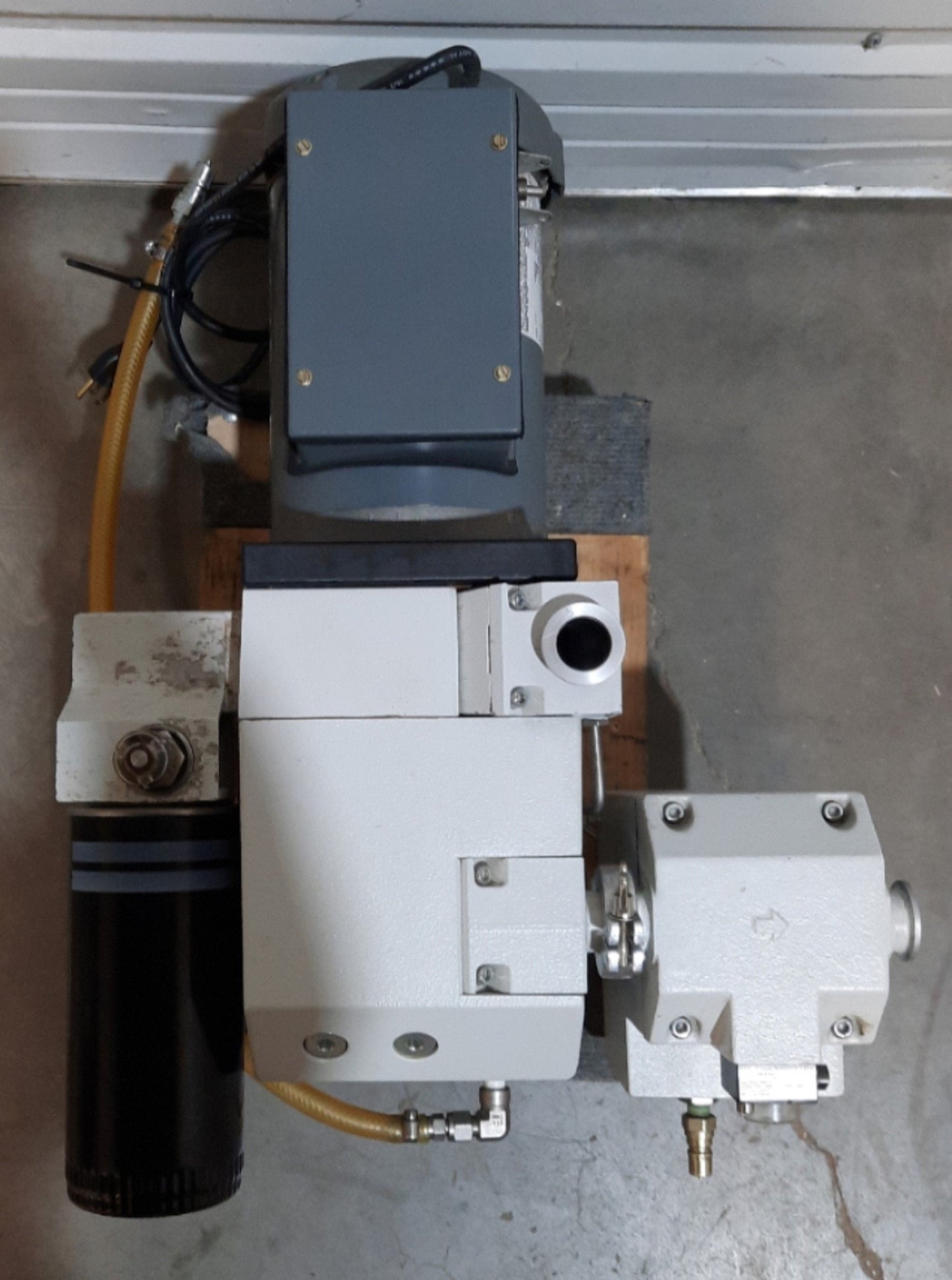 Used  Leybold TRIVAC D 16 B Vacuum Pump, 16m³/h <1x10-⁴mbar, 115/230VAC w/Filters