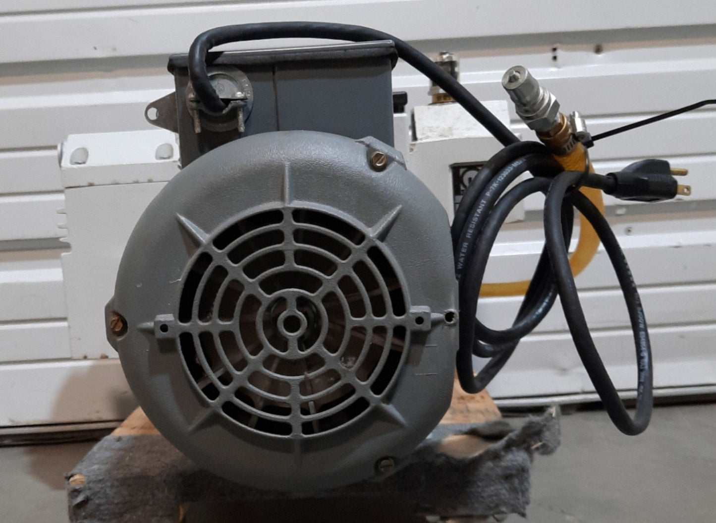 Used  Leybold TRIVAC D 16 B Vacuum Pump, 16m³/h <1x10-⁴mbar, 115/230VAC w/Filters