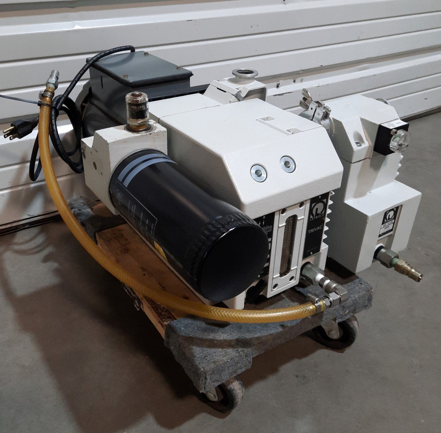 Used  Leybold TRIVAC D 16 B Vacuum Pump, 16m³/h <1x10-⁴mbar, 115/230VAC w/Filters