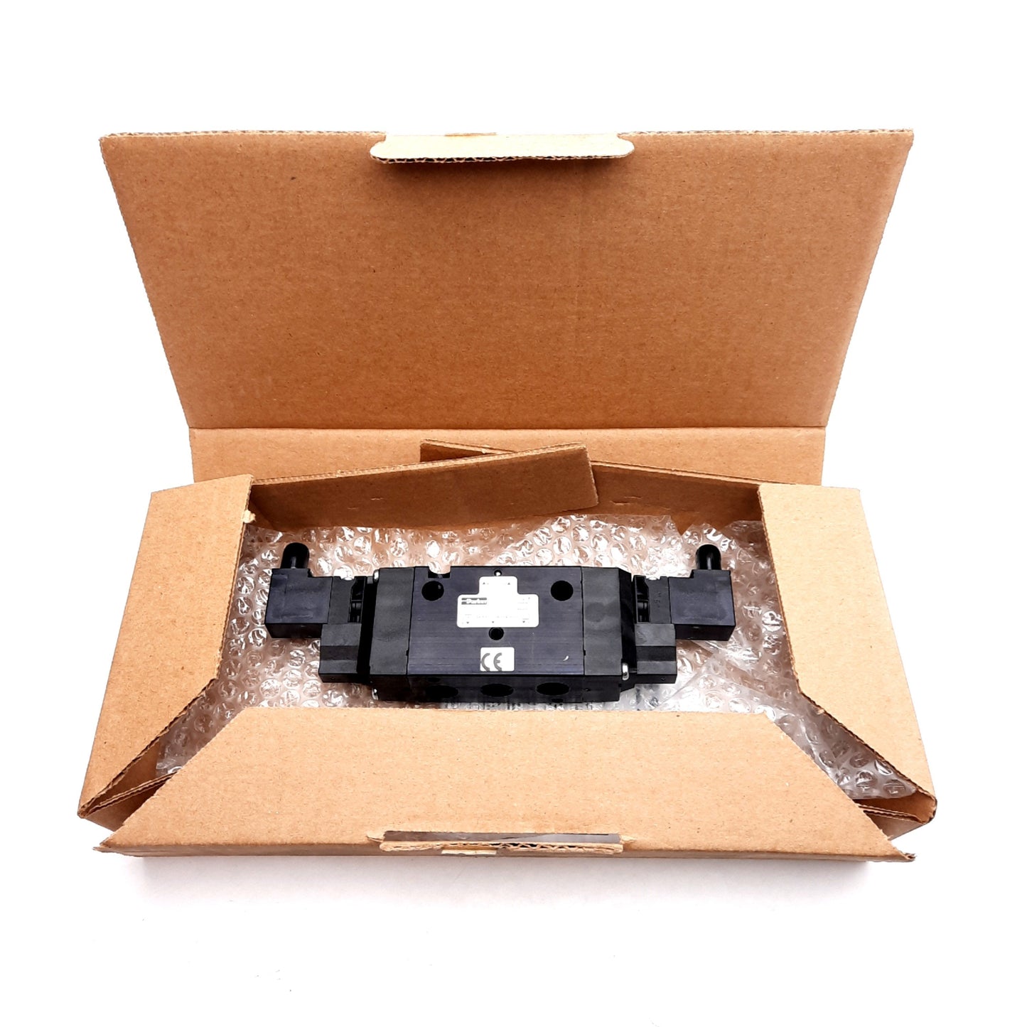 Used Parker B5C00112 Solenoid Valve, 4-Way 2-Position, 145psi, 1/4in NPT, 120VAC Coil