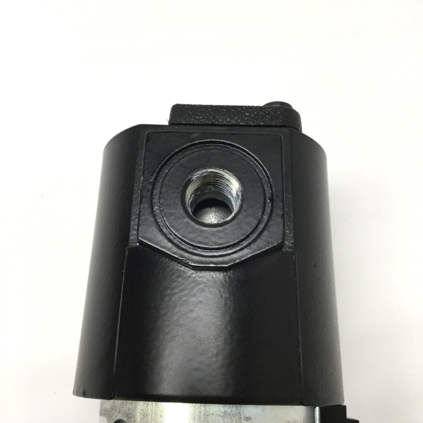 Used Wilkerson X06-02-000 Desiccant Air Dryer, 1/4" NPT, 5 SCFM, 150psi, -45°F DP