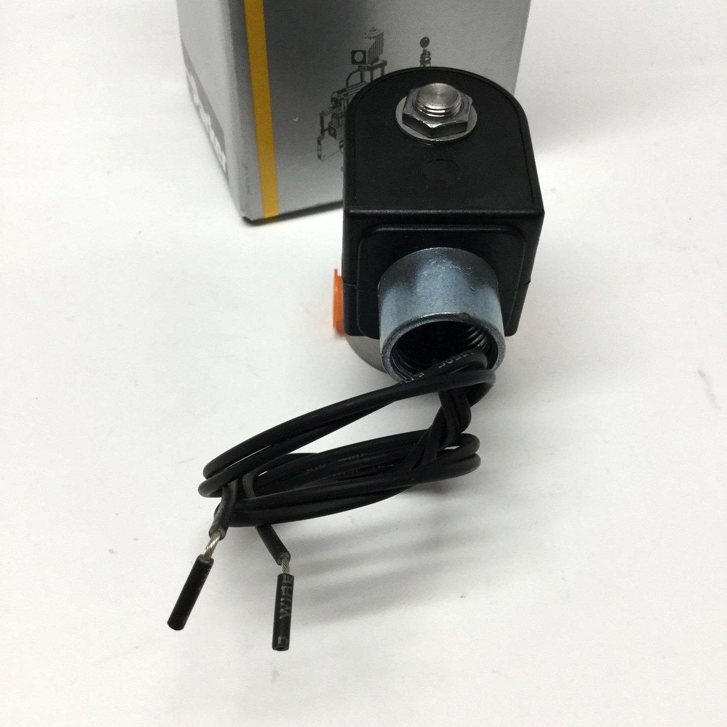 New – Open box Parker 71235SN2MN00N0C111C2 2-Way SS Solenoid Valve, 24VDC Coil, 1/4" NPT, 45psi