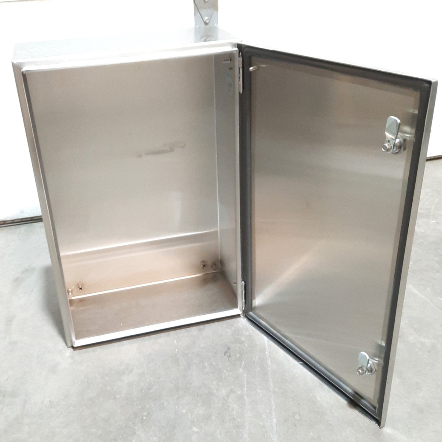 New – Open box Rittal WM241608N4 8017621 Stainless Enclosure, 600mm x 400mm x 210mm, NEMA 4X