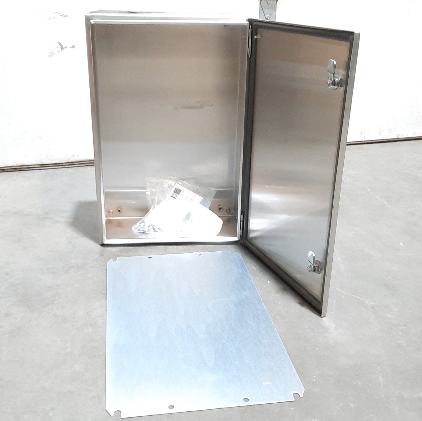 New – Open box Rittal WM241608N4 8017621 Stainless Enclosure, 600mm x 400mm x 210mm, NEMA 4X