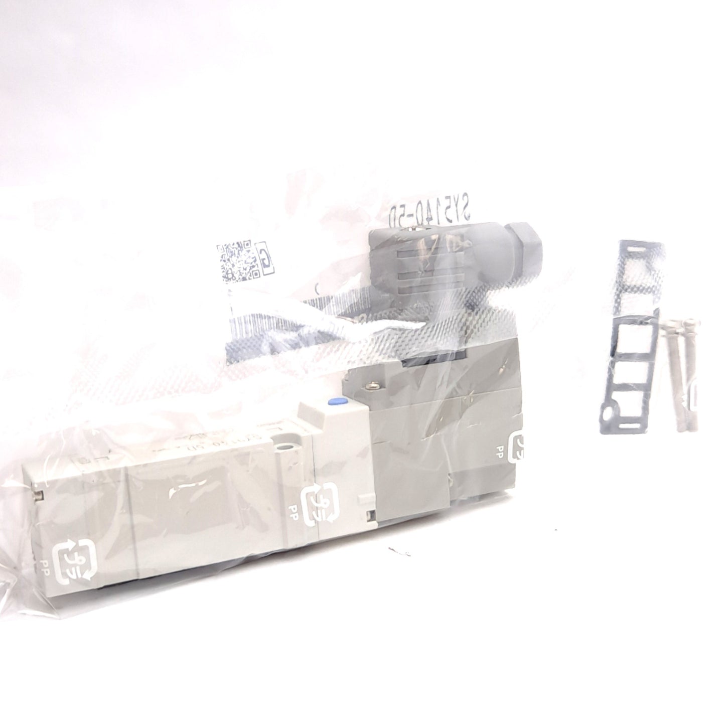 New SMC SY5140-5D Solenoid Valve, 5-Port 2-Position, 24VDC Coil, 0.15-0.7MPa