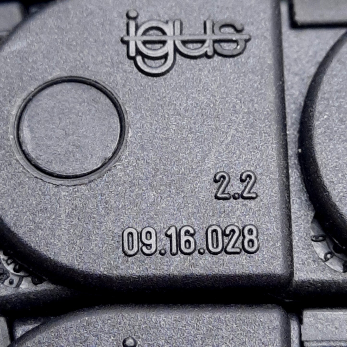 New Igus 09.16.028 Energy Chain 28mm Bending Radius, 16x15mm Inner, 3ft Long