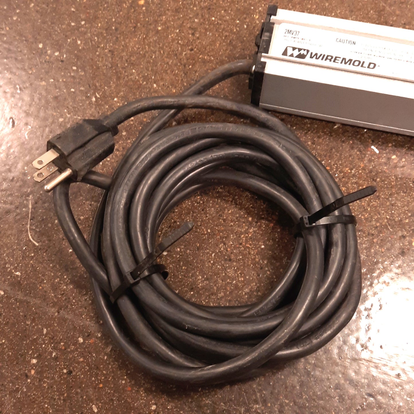 Used Wiremold UL2063BD Power Strip, 24-Outlets, 120V 15A, 6ft Strip, 15ft Cable