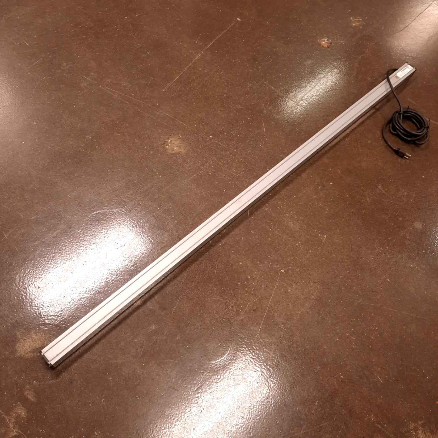 Used Wiremold UL2063BD Power Strip, 24-Outlets, 120V 15A, 6ft Strip, 15ft Cable