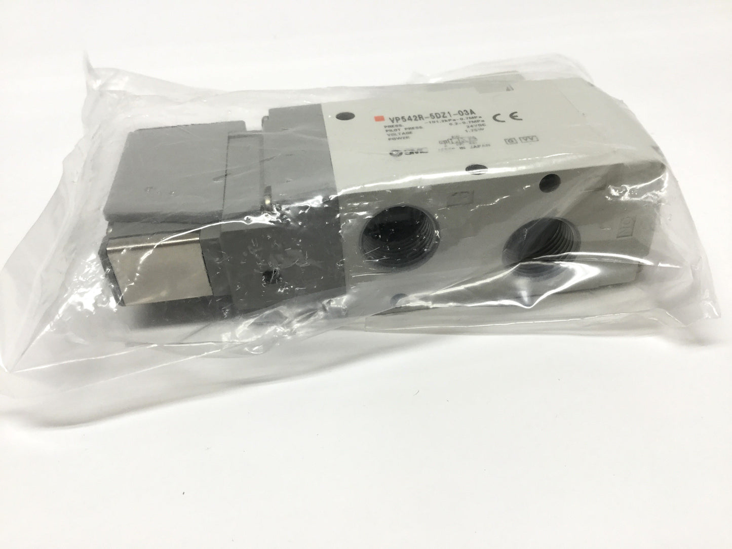 New SMC VP542R-5DZ1-03A Pilot Solenoid Valve, 3-Port 2-Position, 24VDC, Rc 3/8"