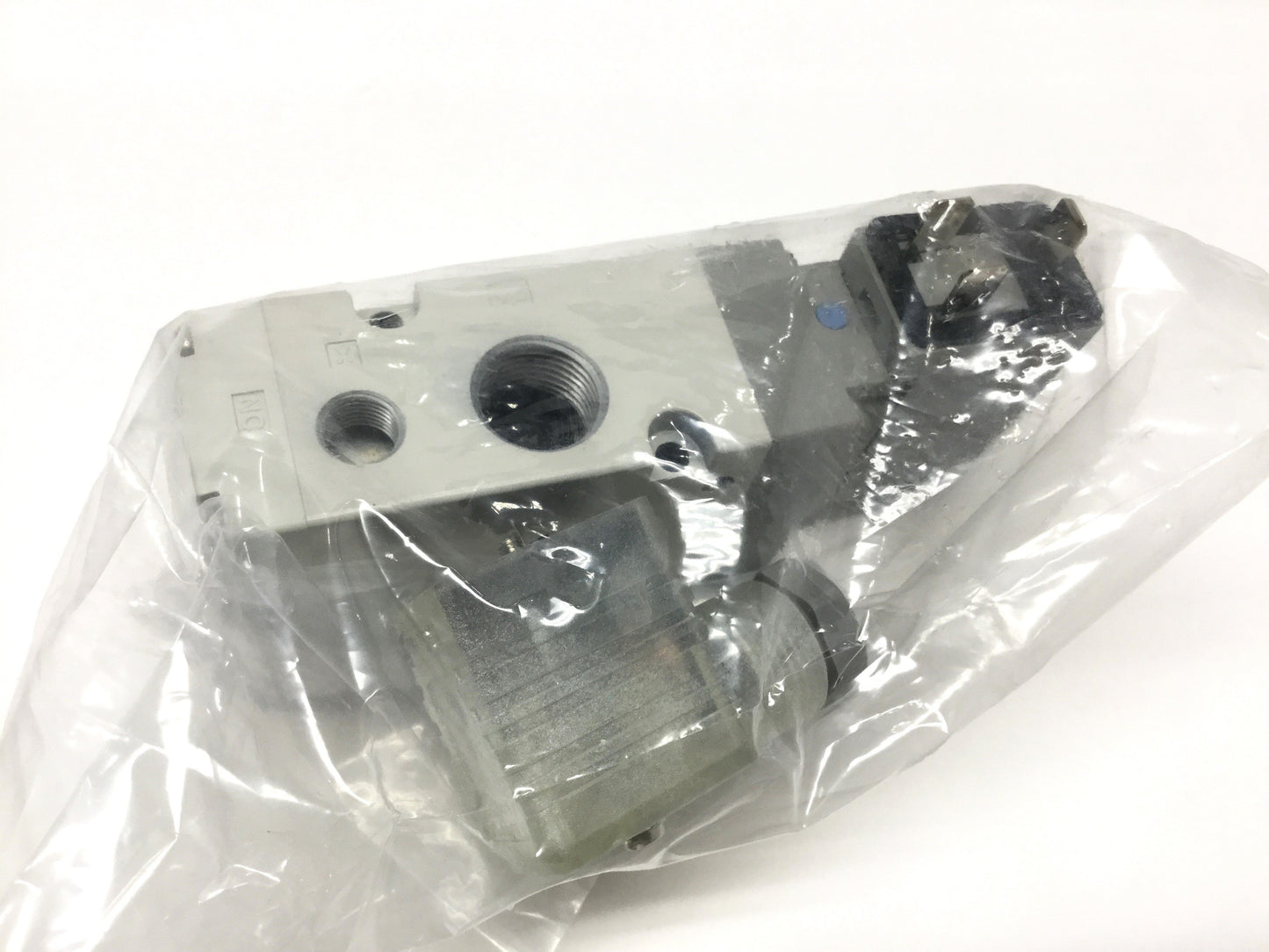 New SMC VP542R-5DZ1-03A Pilot Solenoid Valve, 3-Port 2-Position, 24VDC, Rc 3/8"