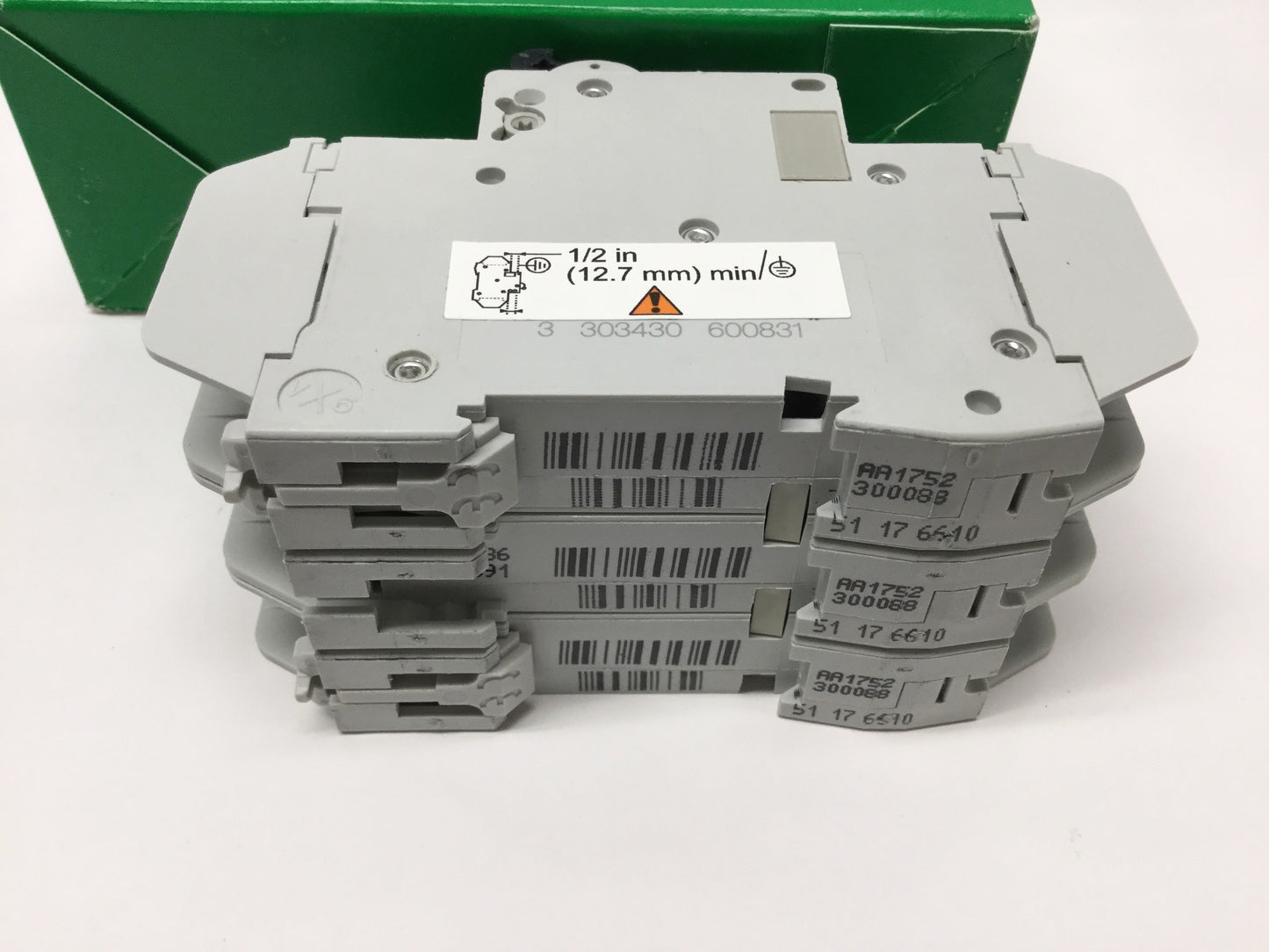 New – Open box Schneider 60183 MULTI 9 C60 Circuit Breaker, 3-Pole, 35A C-Curve, 240VAC