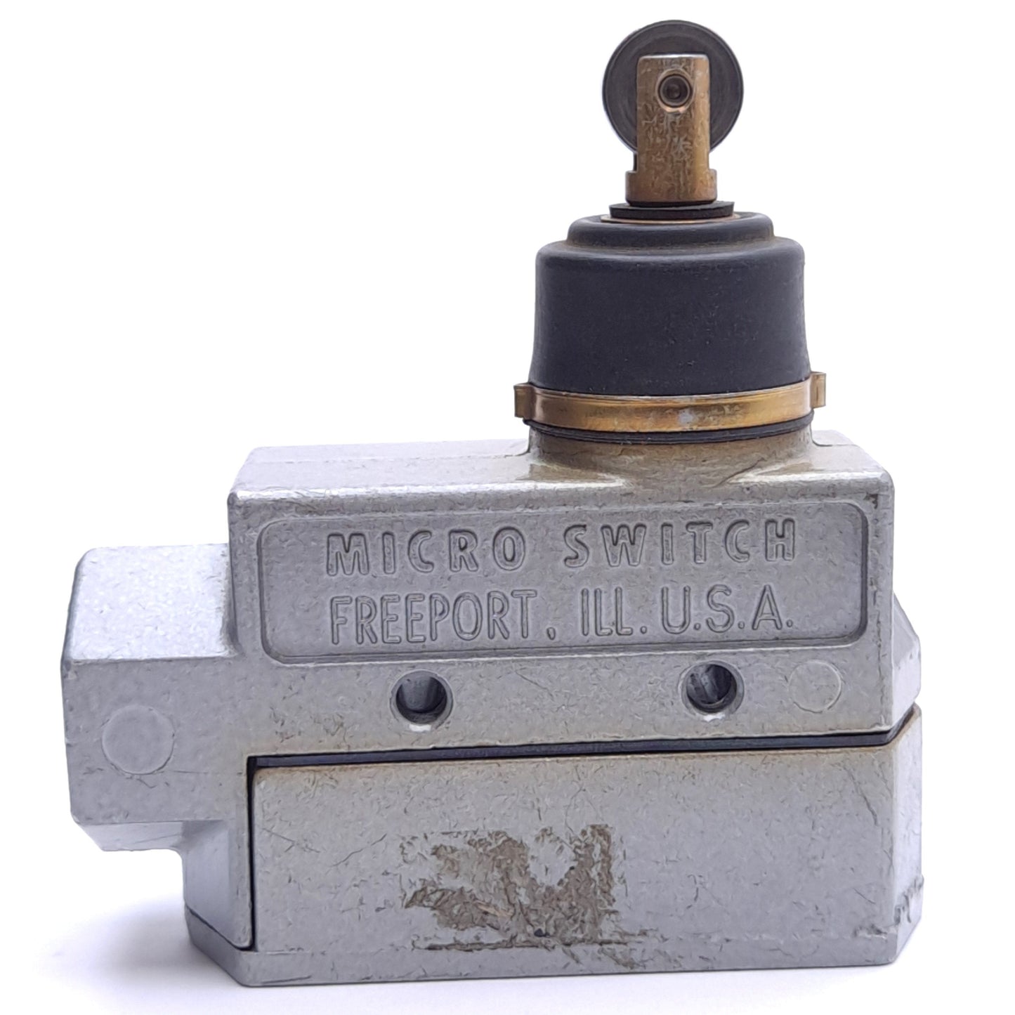 Used Honeywell B2E6-2RN807 Roller Arm Plunger Limit Switch SPDT, 1/2in NPT, 2A 600VAC