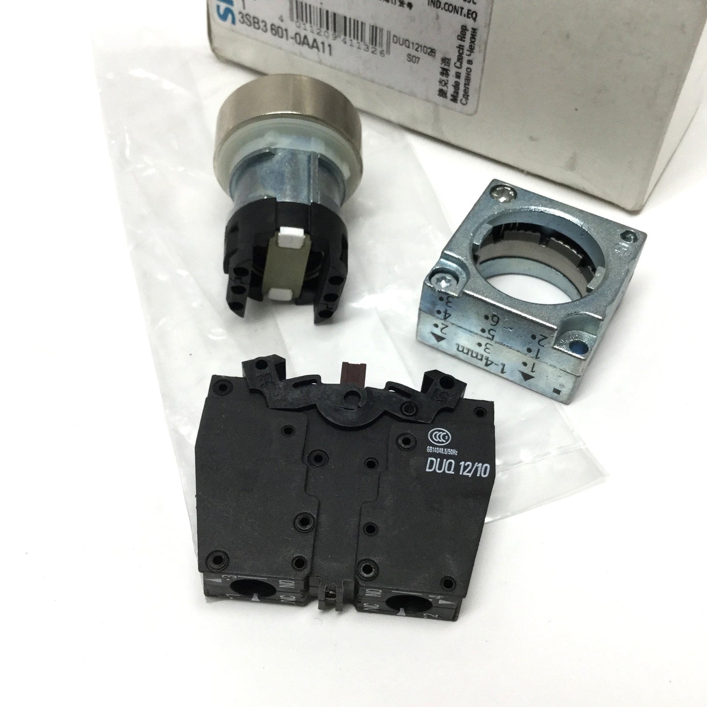 New – Open box Siemens 3SB3 601-0AA11 Pushbutton Switch Black, Momentary, 1NO-1NC Contact Block