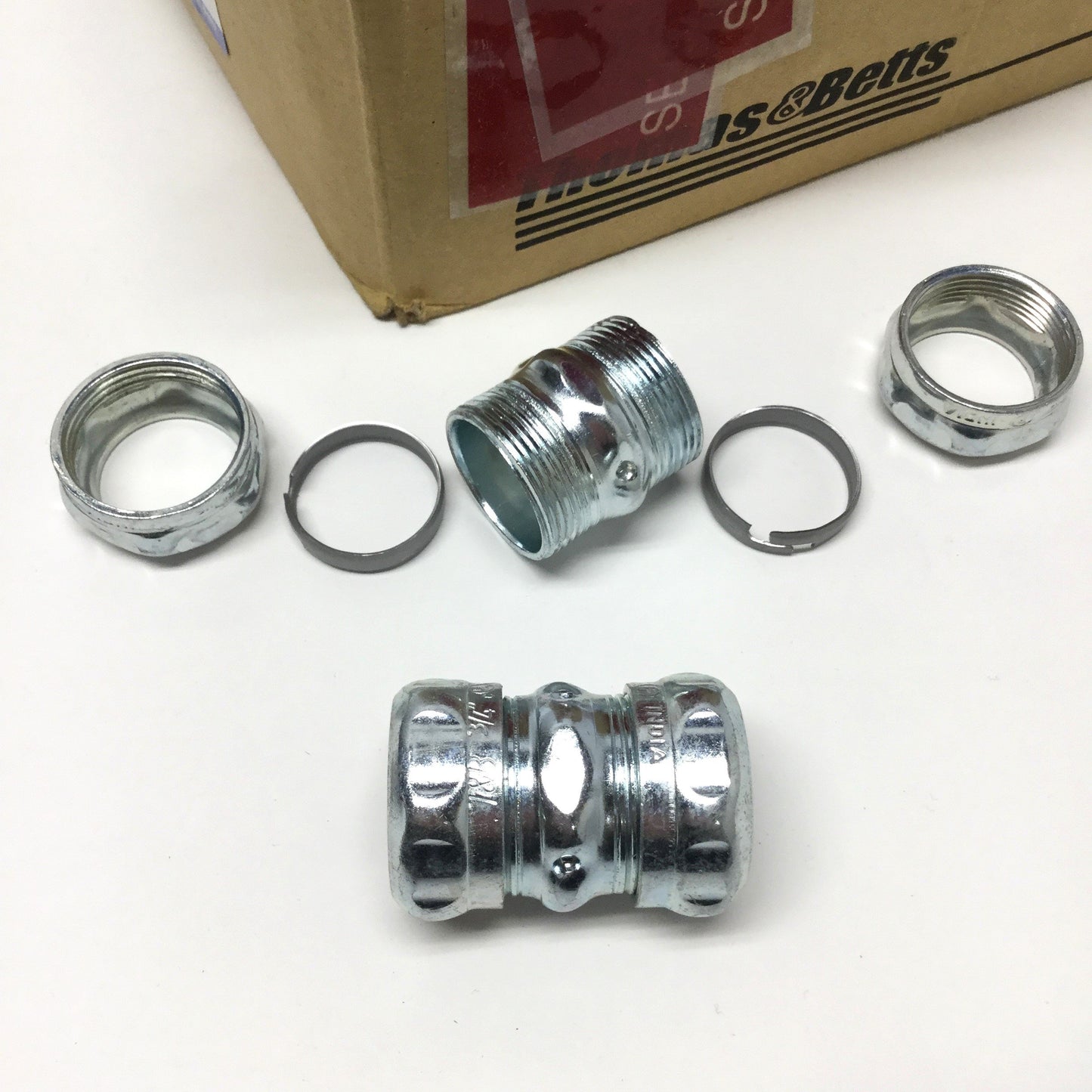 New – Open box Lot of 44 Thomas & Betts 5220 EMT Conduit Coupling Compression Fittings, 3/4"