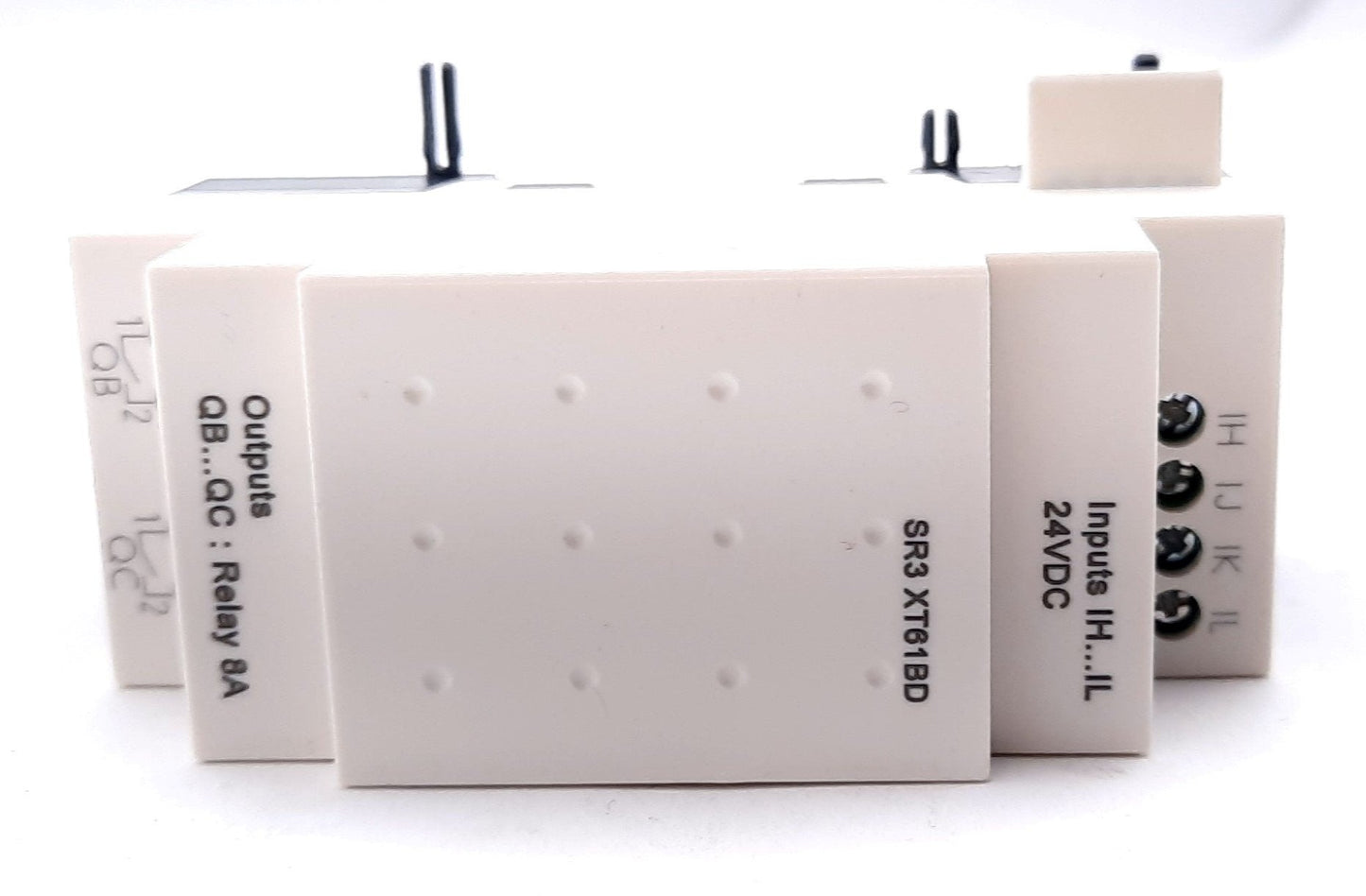 New Schneider Electric SR3 XT61BD Discrete IO Extension Module 24VDC, 4mA 240VAC 8A