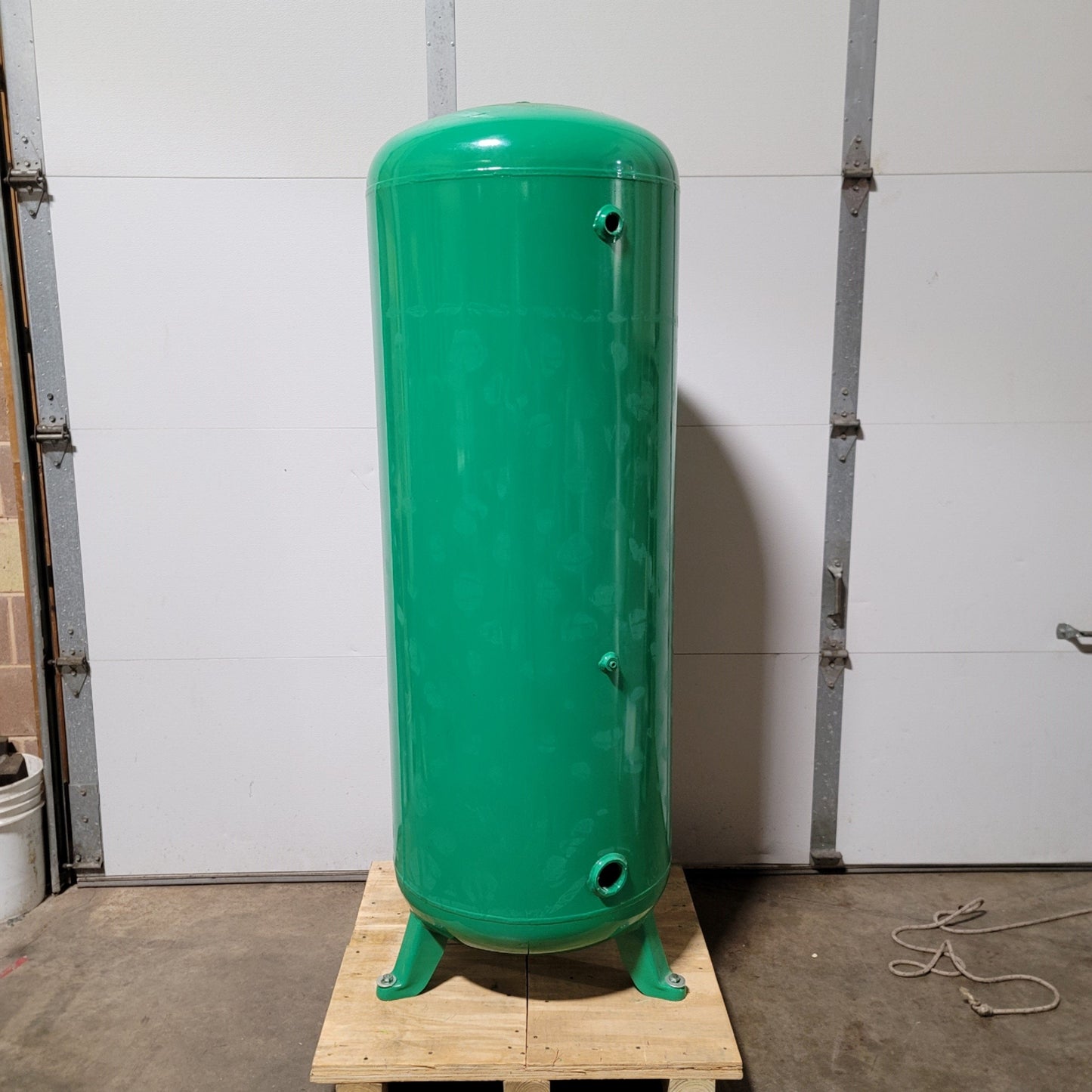 Used Speedaire 4KP88 Upright Steel Air Tank 120 Gallon, 200psi Max, 70"H x 24"W