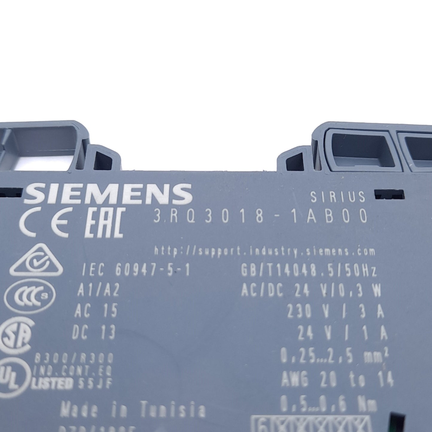New – Open box Siemens 3RQ3018-1AB00 Relay Coupler, 1 Changeover Contact, 24VAC/DC, DIN Rail
