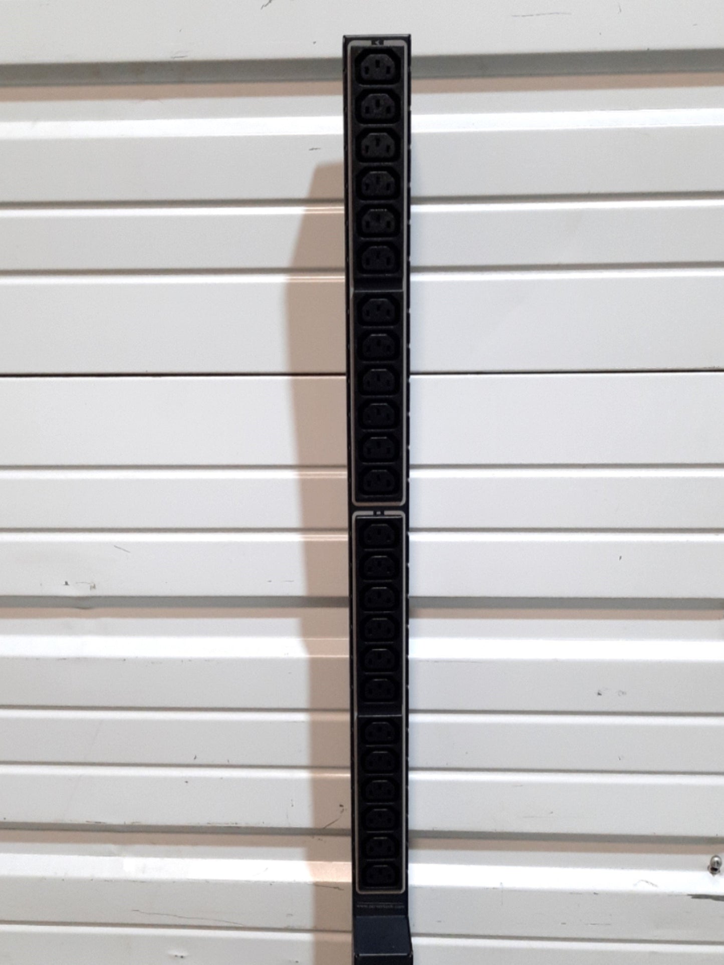 Open box Server Technology CB-24V2C401-001 Server Rack PDU 5kW 24x C13 L6-30P 208VAC